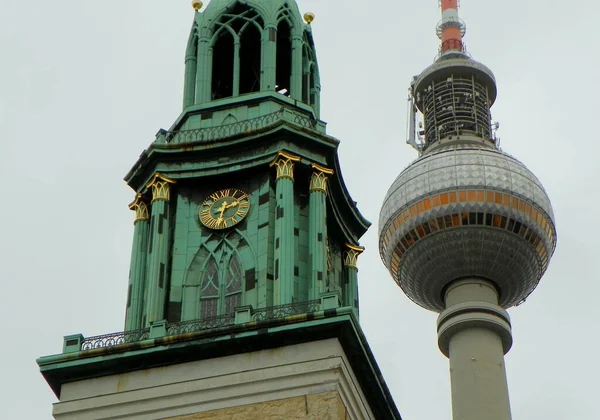 ドイツ ベルリン カール ライブクネヒト シュターツ7 聖マリア教会とベルリンテレビ塔 教会時計と塔の球面部分の鐘楼 — ストック写真