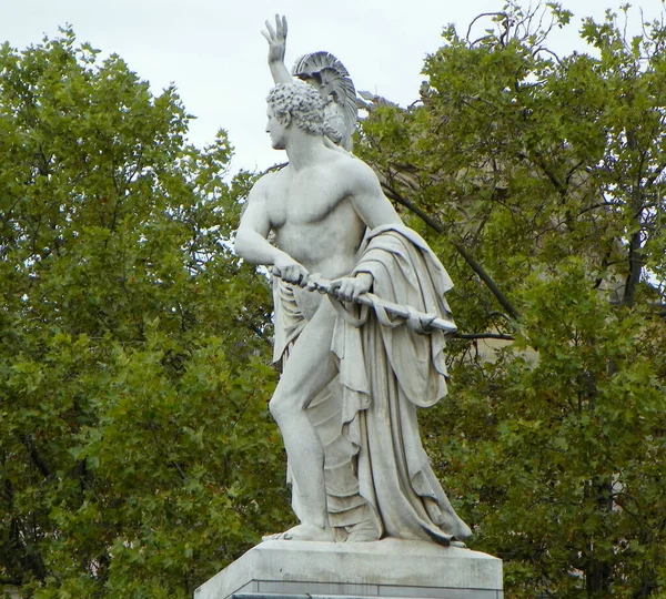 Almanya, Berlin, 3 Unter den Linden, Castle Bridge (Schlossbrucke), köprüdeki heykel grubu (Athena genç savaşçıyı savaşa götürdü))