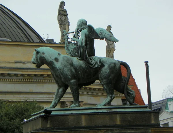 Alemania Berlín Gendarmenmarkt Berlin Concert Hall Konzerthaus Berlin Estatua Bronce — Foto de Stock