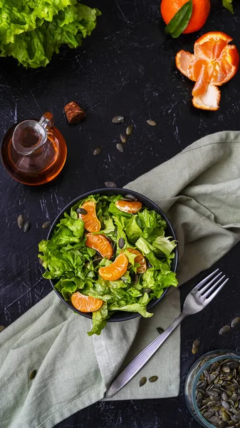 Salada de alface com tangerinas, azeite, sementes de abóbora — Fotografia de Stock