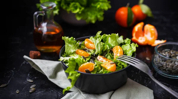 Salată de salată cu mandarine, ulei de măsline, semințe de dovleac — Fotografie, imagine de stoc