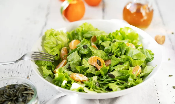 Mandalinalı marul salatası, zeytin yağı, kabak çekirdeği.