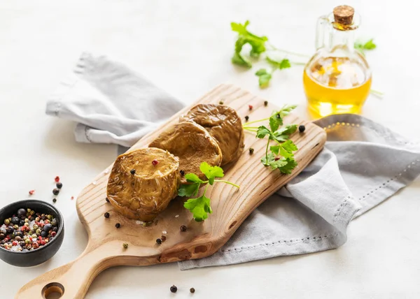 Baharatlı Seitan kazıkları, zeytinyağı, taze maydanoz, gri peçete