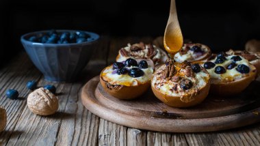 Armut, ricotta peyniri, yaban mersini, ceviz ve bal karışımı.. 