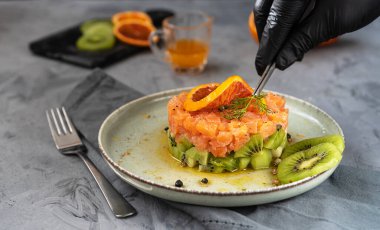 Kivili ve portakal soslu lezzetli tartar somonu.