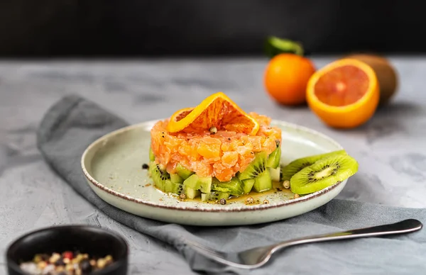 Somon delicios de tartar cu kiwi și sos de portocale — Fotografie, imagine de stoc