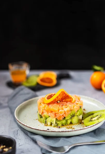 Somon delicios de tartar cu kiwi și sos de portocale — Fotografie, imagine de stoc