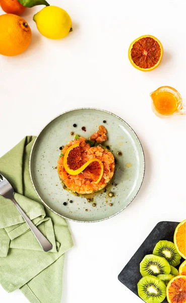 Somon tartar delicios și neobișnuit cu kiwi și sos de portocale — Fotografie, imagine de stoc