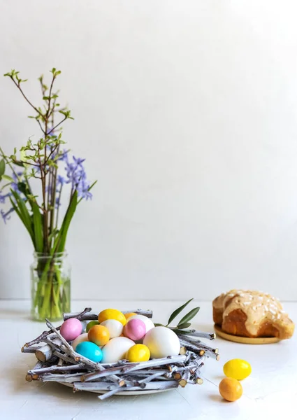 Composition de vacances pour Pâques. Nid avec couleur et œufs blancs, bougies, jacinthes et colomba — Photo