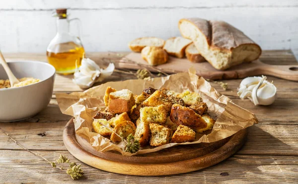Crutoane și firimituri de pâine cu condimente făcute cu pâine veche. Conceptul de zero deșeuri pentru gătit — Fotografie, imagine de stoc