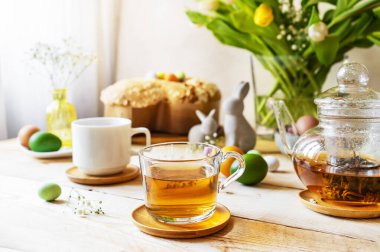 Paskalya tatili konsepti. Paskalya pastası, renkli yumurta, çiçek ve paskalya süslemesi ile besin bileşimi