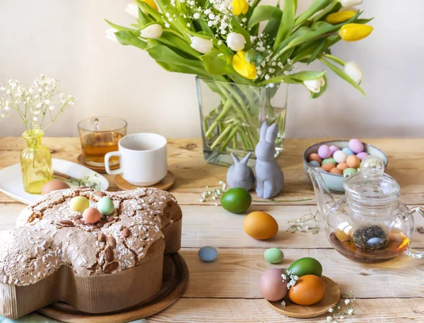 Concept de Pâques. Composition alimentaire avec gâteau de Pâques, oeufs de couleur, fleurs et décoration de Pâques — Photo