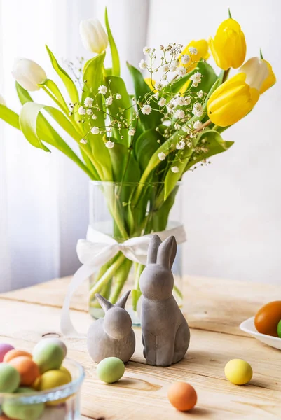 Concept de Pâques. Composition avec œufs, fleurs et lapins de couleur. — Photo