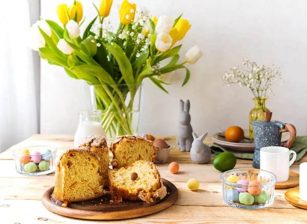 Concept de Pâques. Composition alimentaire avec gâteau de Pâques, oeufs de couleur, fleurs et décoration de Pâques — Photo
