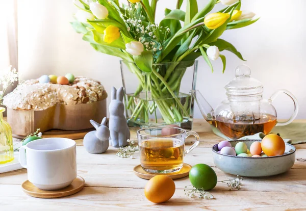 Concept de Pâques. Composition alimentaire avec gâteau de Pâques, oeufs de couleur, fleurs et décoration de Pâques — Photo