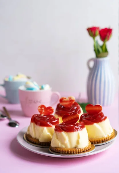 Pastelería de crema bávara con gelatina de fresa, dos tazas de café y rosas — Foto de Stock