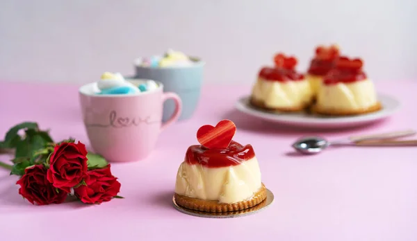 Pâtisserie bavaroise à la crème avec gelée de fraises, deux tasses et roses — Photo