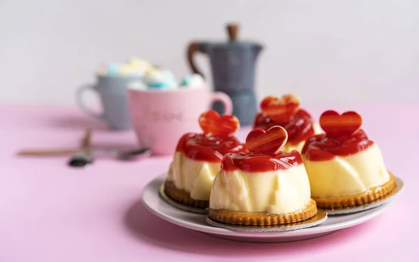 Pâtisserie bavaroise à la crème avec gelée de fraises, deux tasses et un pot de caffe — Photo