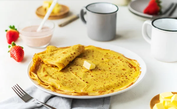 Thin pancakes with homemade strawberry yogurt sauce — Stock Photo, Image