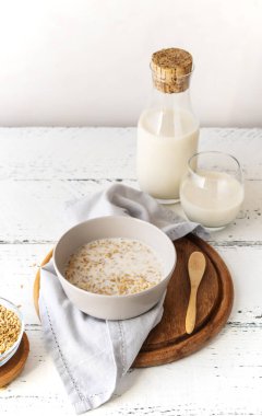 Sağlıklı sütlü yulaf lapası ve yulaf ezmesi.