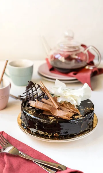 Вкусный торт из трех шоколадок с чаем на белом фоне — стоковое фото