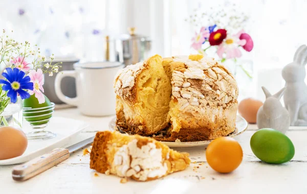 Concept de Pâques avec gâteau de Pâques italien Colomba, œufs colorés, fleurs de printemps et lapins — Photo