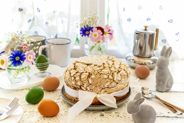 Concept de Pâques avec gâteau de Pâques italien Colomba, œufs colorés, fleurs de printemps et lapins — Photo