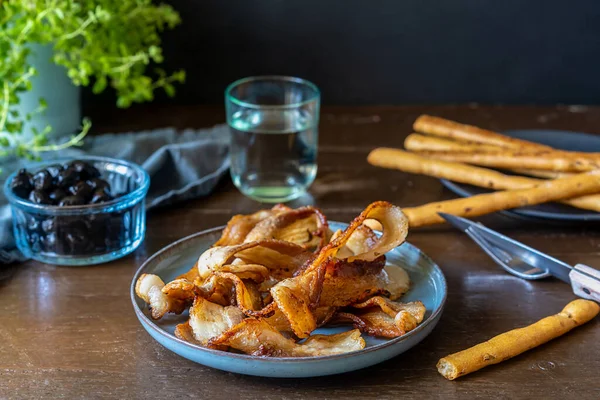 Tabakta kızarmış kıtır kıtır domuz pastırması.