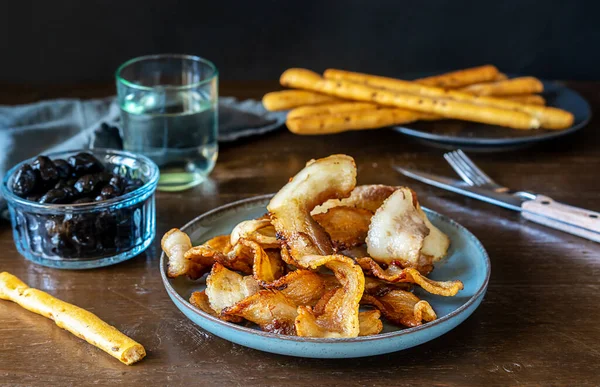 Tabakta kızarmış kıtır kıtır domuz pastırması.