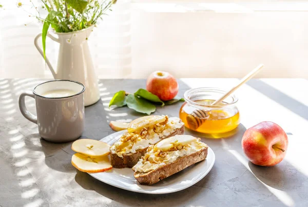 Rebanadas de pan con requesón, miel, manzanas y nueces. Concepto de desayuno — Foto de Stock