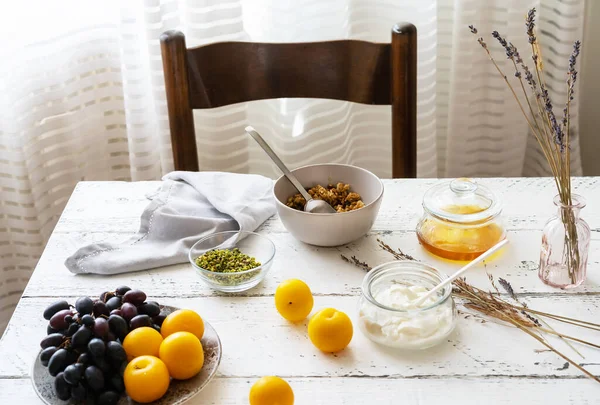 Concepto de desayuno con granola, miel, yogur y frutas — Foto de Stock