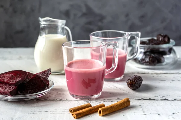 Sağlıklı ve lezzetli pancar kökü latte ile temel malzemeler