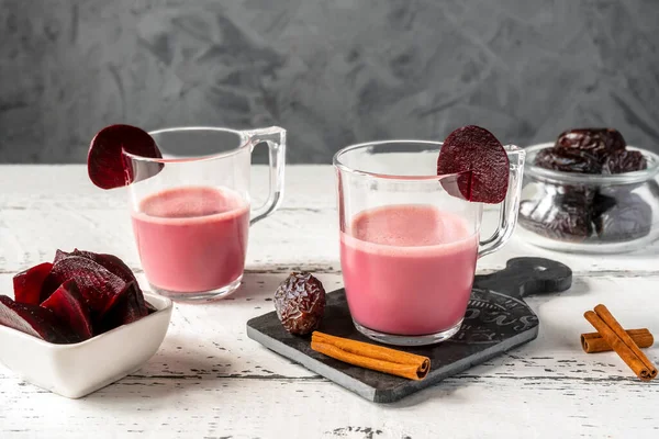 Sağlıklı ve lezzetli pancar kökü latte. İki fincanda temel malzemeler var.