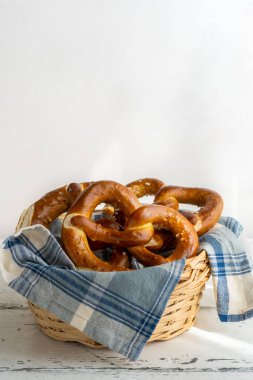 Peçeteli ekmek sepetinde Brezels veya pretzels 
