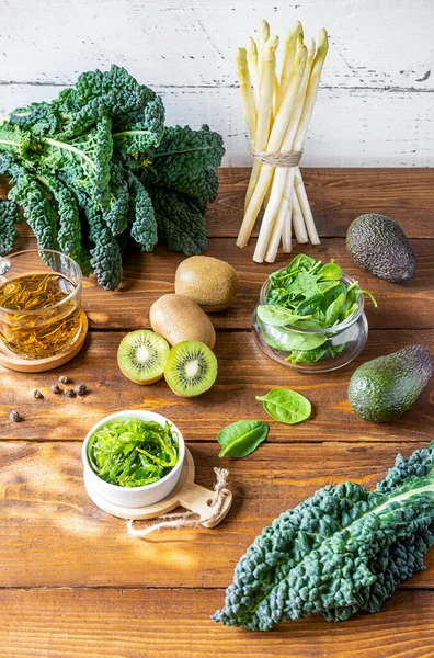 Conceptul verde sănătos. Vale proaspete, spanac, avocado, kiwi, alge marine, sparanghel și ceai verde — Fotografie, imagine de stoc