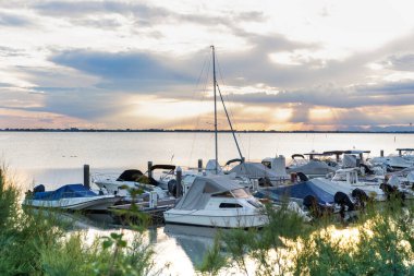 Güzel ve huzurlu bir akşam, gün batımında küçük deniz limanında yatlar ve teknelerle.