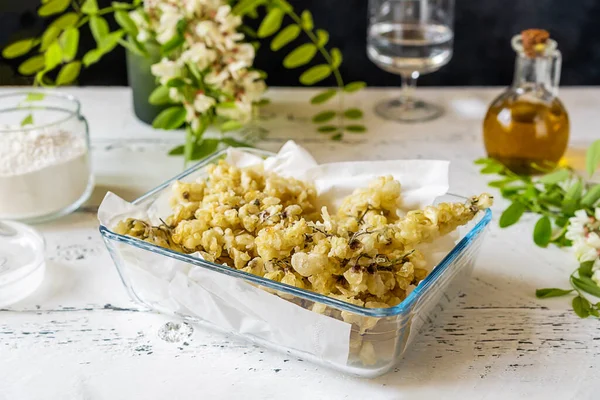 Kızarmış akasya çiçekleri ya da malzemeli patatesler - yağ, un, su. Seçici odak