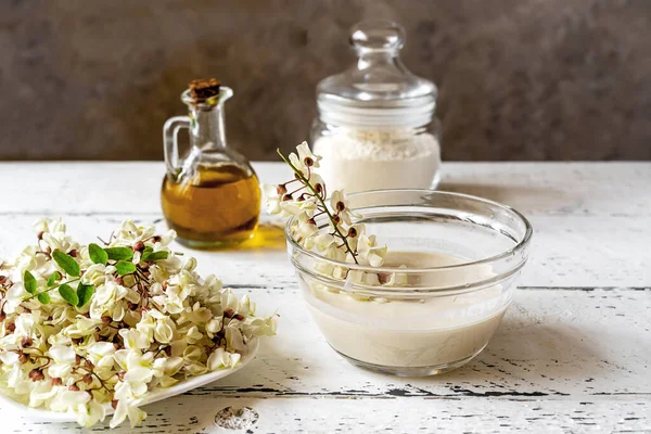 Akasya çiçekleri hamurlu ve dallı hamur tatlısı. 