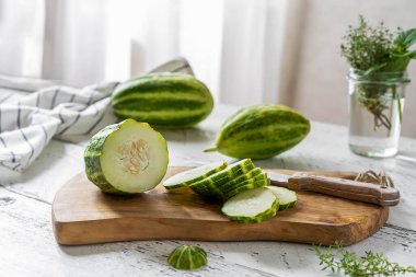 La meloncella, kalsiyum, A vitamini, C vitamini, düşük kalori ve hipoglisemik diyetlerin ana bileşeni bakımından zengin eşsiz bir testi olan antik bir Akdeniz bitkisidir.. 