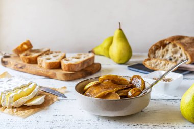 Karamelli armut, camembert peyniri, ceviz, lezzetli ve sağlıklı ekmek pişirmek için Focaccia ekmeği. Beyaz ahşap arkaplan, kapat, seçici odak.