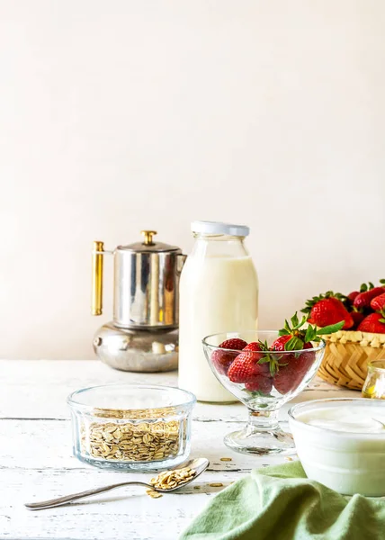 Concetto Colazione Con Fragola Yogurt Muesli Caffettiera Bottiglia Con Latte — Foto Stock