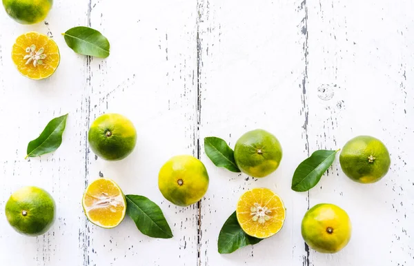 Mapo bir mandalina ve greyfurt karışımıdır. Düşük kalorili meyve bir vitamin kaynağıdır. Kopya alanı olan ahşap bir arkaplan. Düz yatıyordu