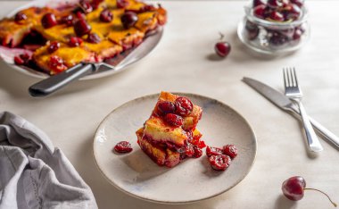 Tatlı vişneli turta mı yoksa çikolatalı kek mi? Bir parça tabak, kek ve çiğ kiraz. Seçici odak