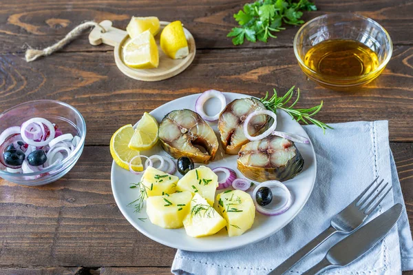 Cut Smoked Mackerel Plate Boiled Potatoes Rings Onion Lemon Olives — Fotografie, imagine de stoc