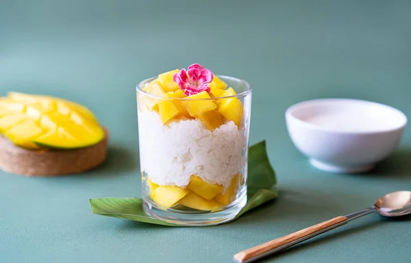 Thai Dessert Mango Sticky Rice Coconut Milk Decorated Carnation Sugarcane — стоковое фото