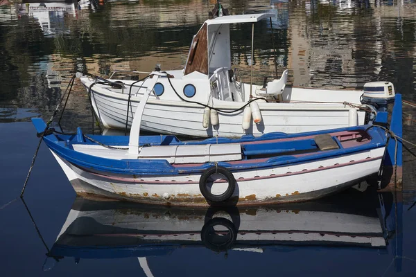 Рыбацкие Лодки Мотором Веслами Пришвартованные Небольшом Порту Рыбацкой Деревни — стоковое фото