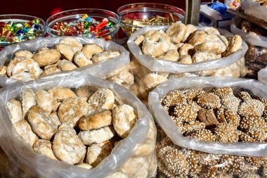 Yerel pazarda, şeker ve tipik Sicilya bisküvileri, taralli, şeker kremalı ve anason şekerli diğer bisküviler