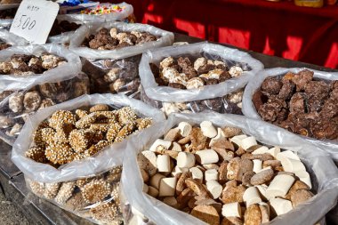 Yerel pazarda, şeker ve tipik Sicilya bisküvileri, taralli, şeker kremalı ve anason şekerli diğer bisküviler