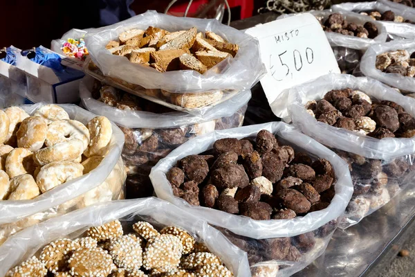 Yerel pazarda, şeker ve tipik Sicilya bisküvileri, taralli, şeker kremalı ve anason şekerli diğer bisküviler