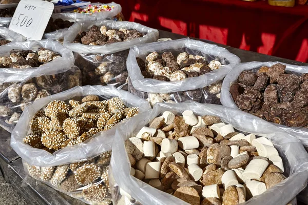 Yerel pazarda, şeker ve tipik Sicilya bisküvileri, taralli, şeker kremalı ve anason şekerli diğer bisküviler